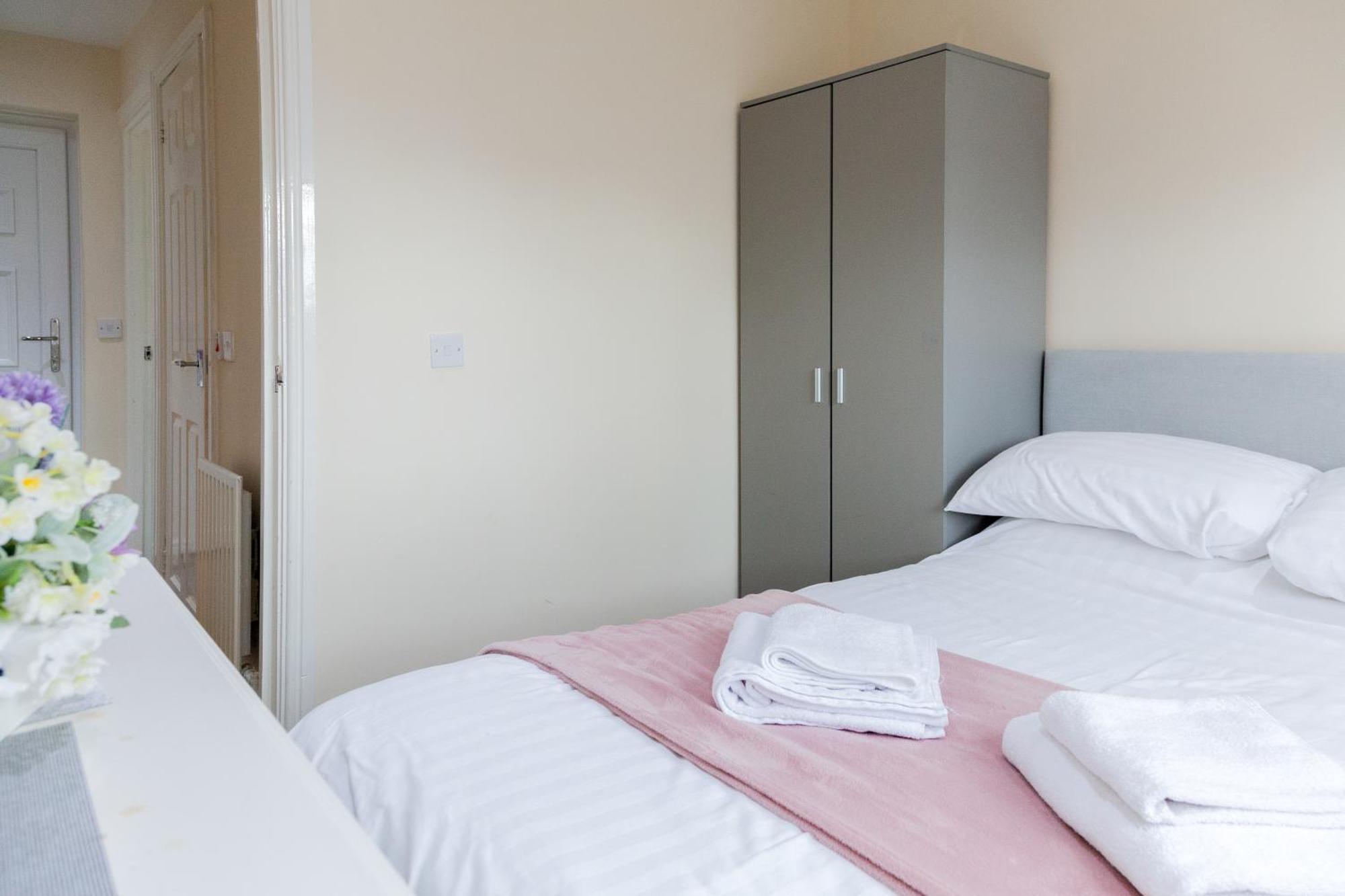 נואוסלי Pinfold Court Apartments מראה חיצוני תמונה